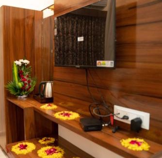 Vallabh Vidhyanagar Hotel | Budget-Friendly Stay at The Royal Inn with Breakfast Included