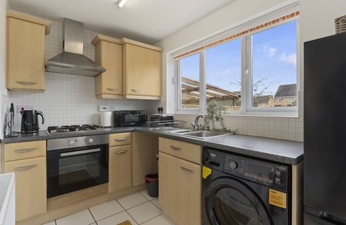 Peterborough House | Relax at The Royal Lakeview: Family-Friendly with Pool