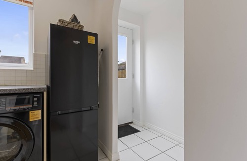 Peterborough House | Relax at The Royal Lakeview: Family-Friendly with Pool