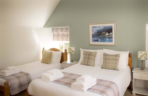 Cullen Hotel | Experience Comfort at The Royal Oak Hotel with Family-Friendly Amenities