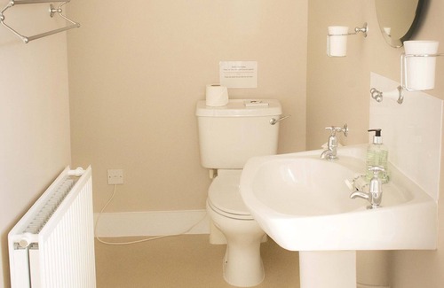 Cullen Hotel | Experience Comfort at The Royal Oak Hotel with Family-Friendly Amenities