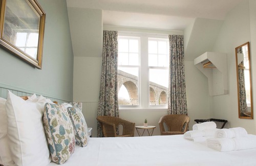 Cullen Hotel | Experience Comfort at The Royal Oak Hotel with Family-Friendly Amenities