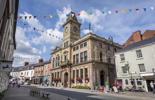 Kingswood Hotel | Discover The Royal Oak Hotel: 4-Star Stay in Welshpool