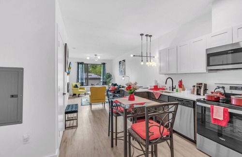 Elizabeth Apartment | Royal Oasis: Free Parking, Pool & Spa Near EWR/NYC