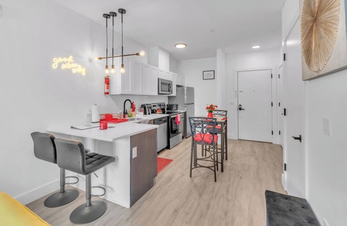 Elizabeth Apartment | Royal Oasis: Free Parking, Pool & Spa Near EWR/NYC