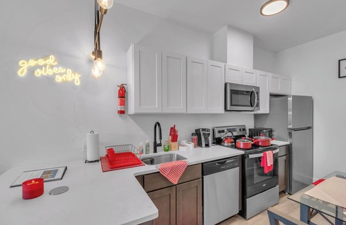 Elizabeth Apartment | Royal Oasis: Free Parking, Pool & Spa Near EWR/NYC