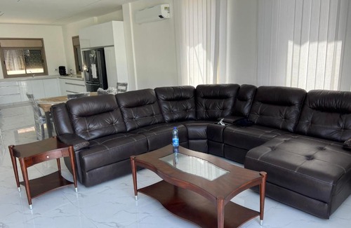 Jericho Villa | Elegant Royal Villa with Pool and Hot Tub for Families