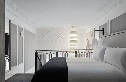 Melbourne Hotel | Elegant The Royce: 5-Star Stay with Family-Friendly Amenities
