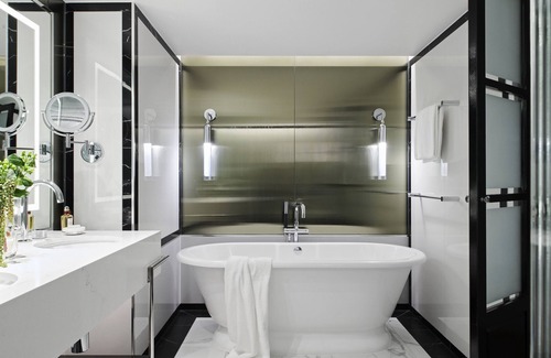 Melbourne Hotel | Elegant The Royce: 5-Star Stay with Family-Friendly Amenities