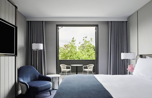 Melbourne Hotel | Elegant The Royce: 5-Star Stay with Family-Friendly Amenities