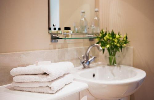Littleton Hotel | Pet-Friendly Comfort at The Running Horse - 4-Star Stay!