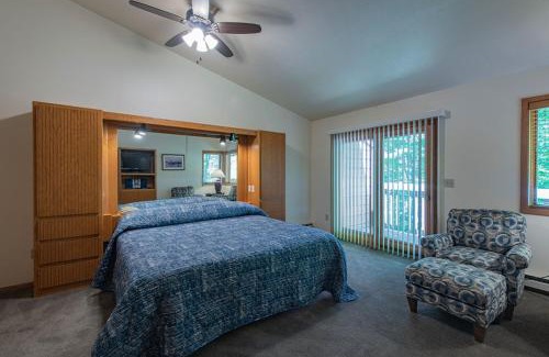 Baileys Harbor Apartment | Relax at The Rushes: 4-Star Family-Friendly Retreat