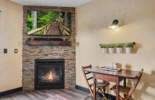 Berlin Apartment | Child-Friendly Rustic Suite at Main Street Lodge, Berlin