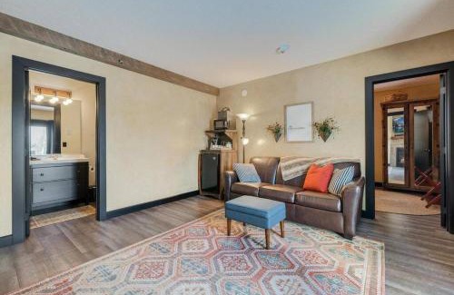 Berlin Apartment | Child-Friendly Rustic Suite at Main Street Lodge, Berlin