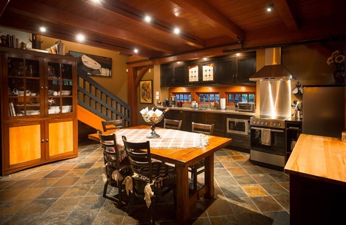 Regional District of Nanaimo House | Oceanfront Estate: Rustic Charm with Breathtaking Views