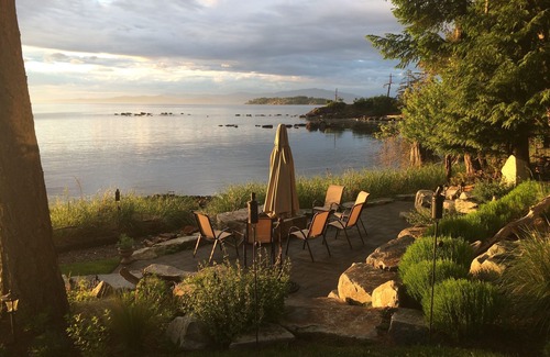 Regional District of Nanaimo House | Oceanfront Estate: Rustic Charm with Breathtaking Views