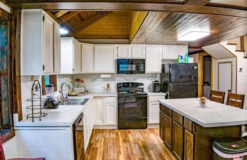 Oakland Cabin | Discover The Sac Au Lait Chalet: Spa & Family-Friendly Retreat