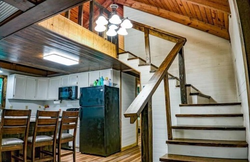Oakland Cabin | Discover The Sac Au Lait Chalet: Spa & Family-Friendly Retreat