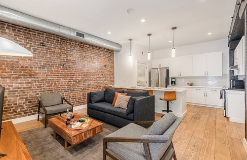 Downtown Nashville Cottage | The Saddlery - Mic Drop - Walk to Broadway