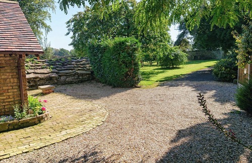 Penycae Cottage | Romantic Retreat at The Saddlery with Spa and Breakfast