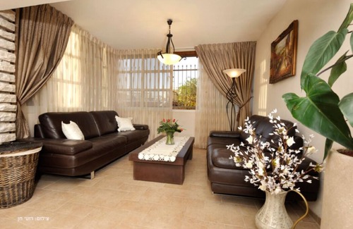 Safed House | Relax at The Safed Estate with a Heated Indoor Pool