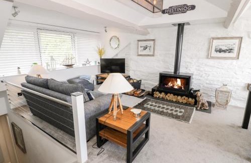 Borth-y-Gest Apartment | Ocean View Retreat at The Sail Loft - Guest Rated 10/10