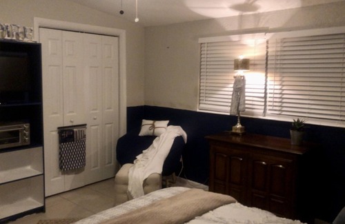 Bee Ridge Bed & Breakfast | Discover The Sailor’s Cove: Cozy B&B with Ocean Views