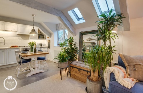 Fowey Apartment | Idyllic Salt Loft Retreat: Oceanfront, Spa & Pool Access
