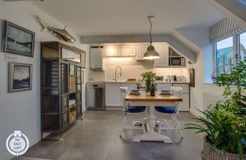 Fowey Apartment | Idyllic Salt Loft Retreat: Oceanfront, Spa & Pool Access