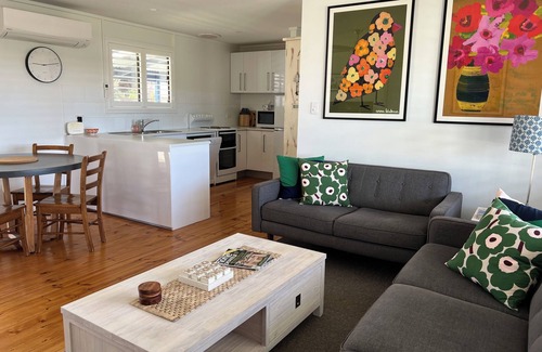 Middleton House | Experience The Salt Shaker Beach House - Pets Welcome & Free Wifi