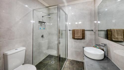 Hay Hotel | Top-Rated Saltbush Motor Inn with Oceanfront Pool Access
