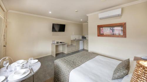 Hay Hotel | Top-Rated Saltbush Motor Inn with Oceanfront Pool Access