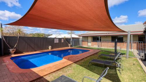 Hay Hotel | Top-Rated Saltbush Motor Inn with Oceanfront Pool Access