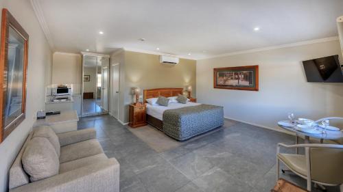 Hay Hotel | Top-Rated Saltbush Motor Inn with Oceanfront Pool Access