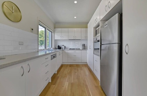 Bletchington Apartment | Discover The Sampson Haven: Pet-Friendly CBD Retreat