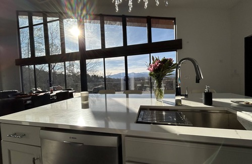Marion House | Cozy Retreat at Table Rock: Hot Tub & Mountain Views