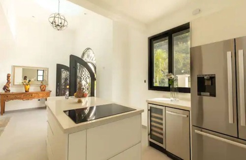 Indigo Bay Apartment | Experience The Sanctuary Oceanfront: Relaxation Awaits