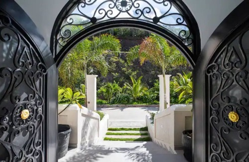 Indigo Bay Apartment | Experience The Sanctuary Oceanfront: Relaxation Awaits