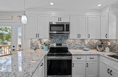 New Bern Condo | Experience Relaxation at The Sandpiper with Pool & Spa