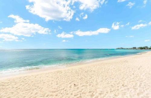 Seven Mile Beach Apartment | The Sands 5 - Last-Minute Deal Available on This Luxury Oceanfront Condo