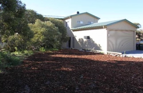Warrenben House | Las Arenas: Ideal Retreat for Families & Friends by the Sea