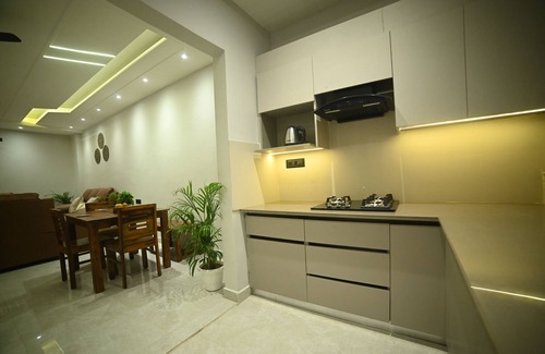 Allahabad Apartment | The Sangam Nest by Nivaas, modern 3-bedroom apartment near Mahakumbh 2025