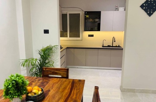 Allahabad Apartment | The Sangam Nest by Nivaas, modern 3-bedroom apartment near Mahakumbh 2025