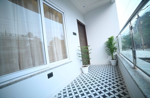 Allahabad Apartment | The Sangam Nest by Nivaas, modern 3-bedroom apartment near Mahakumbh 2025