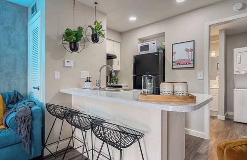 Allandale Apartment | Discover The Sapphire: Family-Friendly with Smart TV!