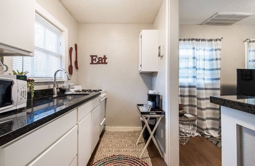 College Station House | Pet-Friendly SASSY Studio Near Texas A&M Campus!
