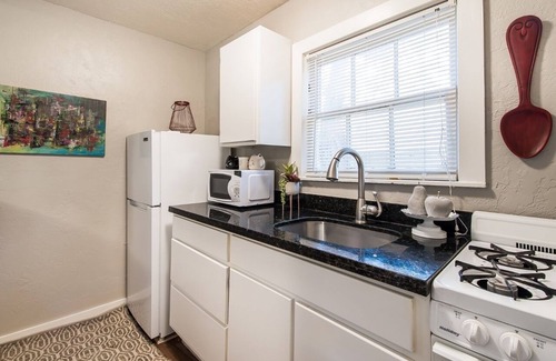 College Station House | Pet-Friendly SASSY Studio Near Texas A&M Campus!