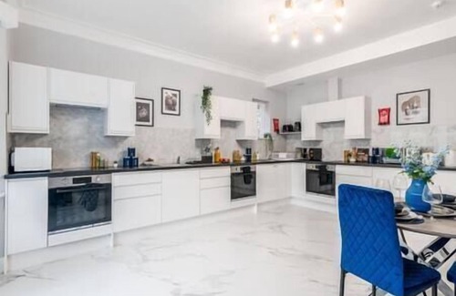 Brent House | Modern London Room with Kitchen near Wembley