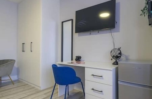 Brent House | Modern London Room with Kitchen near Wembley
