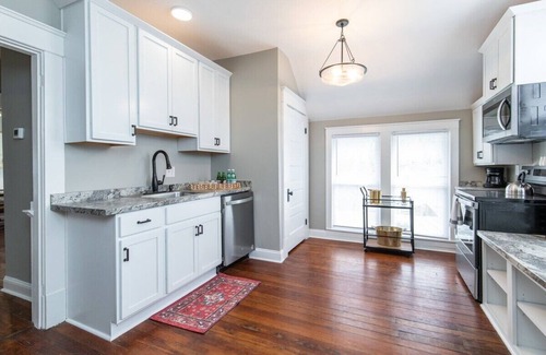 Richmond Apartment | Renovated Scholars Apartment: Pet-Friendly Stay in Downtown